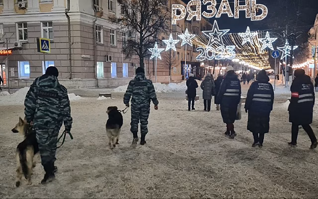В центре Рязани заметили кинологов и автозаки