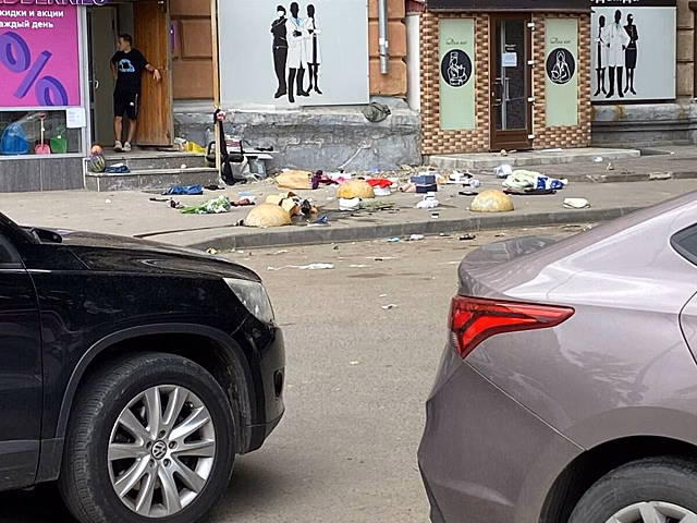 В Мирном переулке Саратова из окна многоэтажки бросались вещами