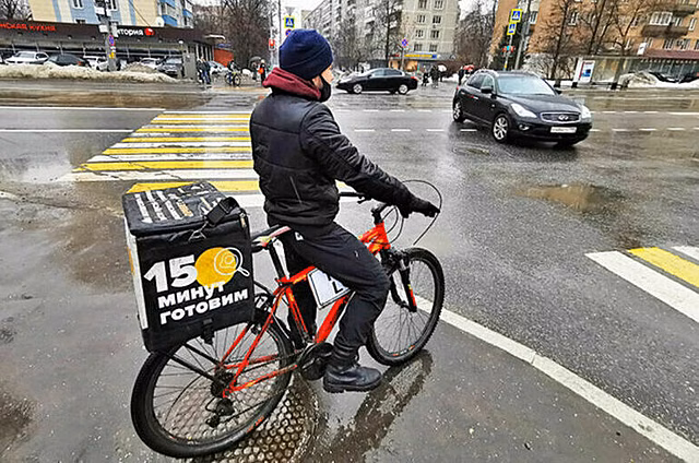 В Госдуме предложили запретить штрафовать курьеров за опоздание