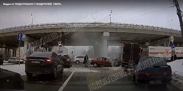 В Твери на оживленной трассе столкнулись грузовая «Газель» и Volkswagen Polo