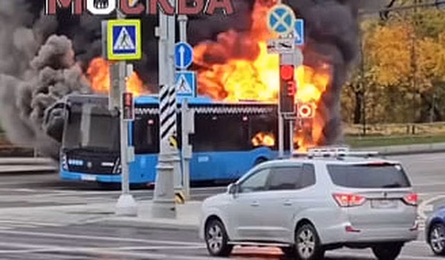 Автобус загорелся на Веерной улице на западе Москвы