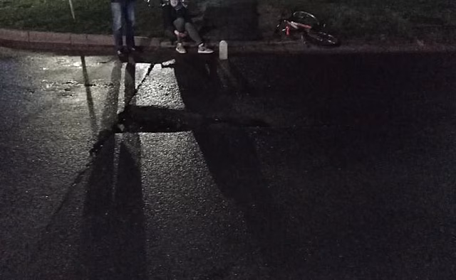 В Курске девушка попала в яму, пересекая проезжую часть на велосипеде, и сломала ногу