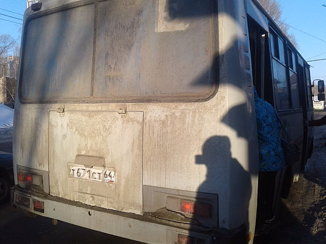 В саратовском автобусе при резком торможении упала женщина
