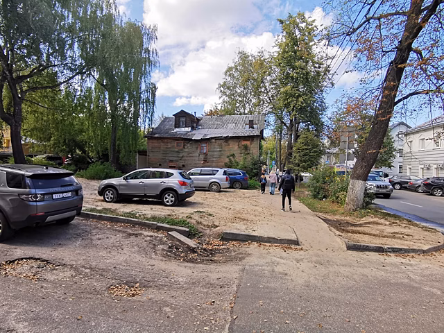 Житель улицы Новой пожаловался мэру Шалабаеву на стихийную парковку