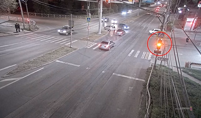 Момент ДТП на светофоре в Советском районе Волгограда попал на видео