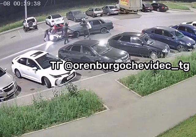В Оренбурге на ул. Бр. Хусаиновых мотоциклисты не поделили дорогу с водителем Лады