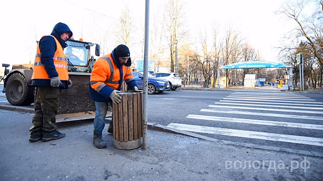 Заключенные изготовили деревянные урны, которые устанавливают на улицах Вологды