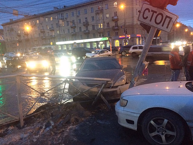 Светофор на Кирова покосился из-за влетевшей в него «Тойоты»