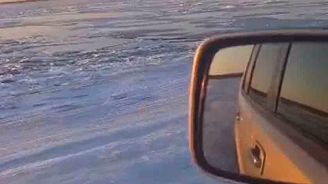 На Ямале водители рискуют жизнью на закрытой переправе. ВИДЕО