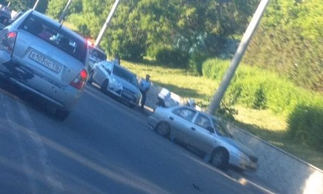 В Приволжском районе Казани дерево упало на иномарку