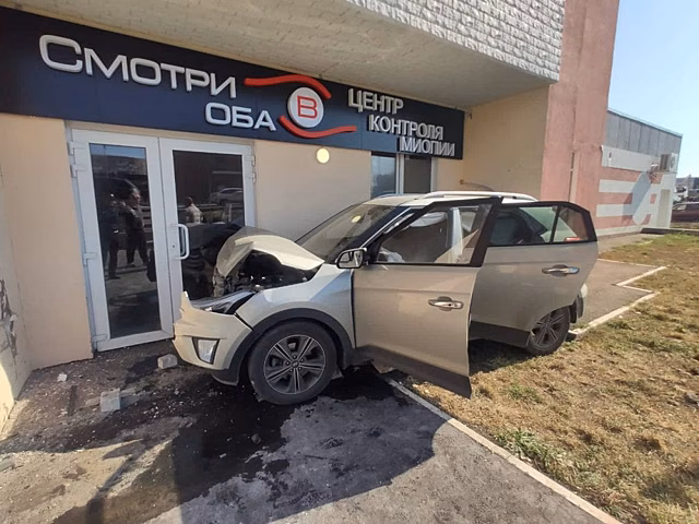 В Саратове мужчина на Hyundai врезался в здание медицинского центра