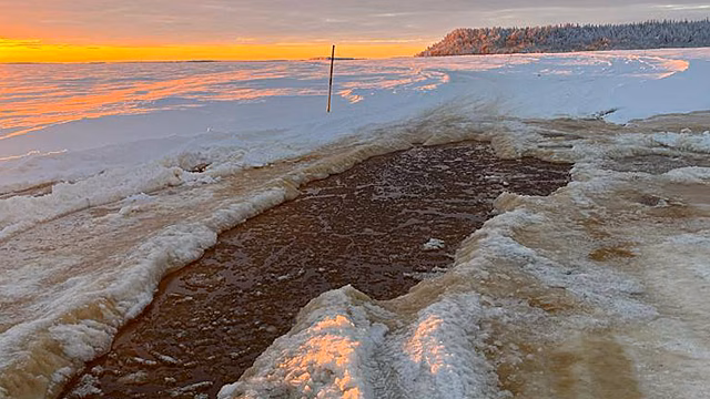 Дептранс ЯНАО: вода на поверхности льда не позволяет открыть в округе все зимники. ВИДЕО