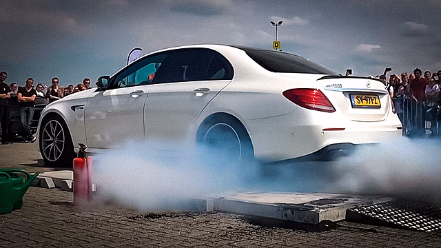 За сколько секунд 800-сильный Mercedes-AMG E 63 уничтожает покрышки