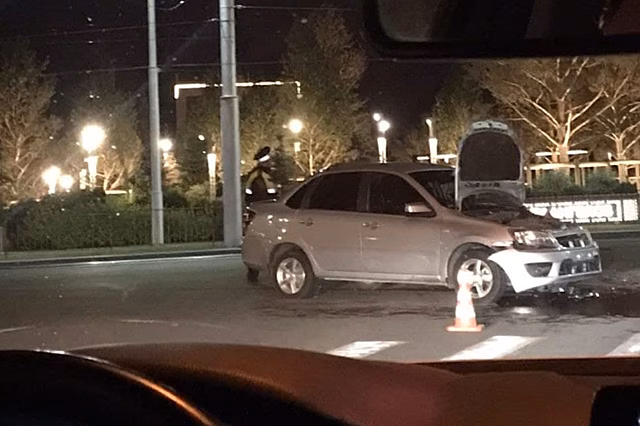 Автомобили столкнулись ночью у кемеровского Парка Ангелов