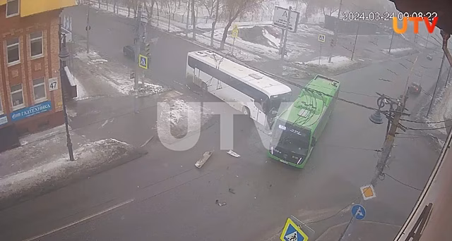 В Оренбурге на перекрестке столкнулись два автобуса