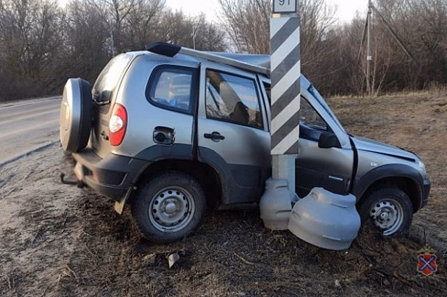 В Волгоградской области водитель погиб в ДТП, врезавшись в столб