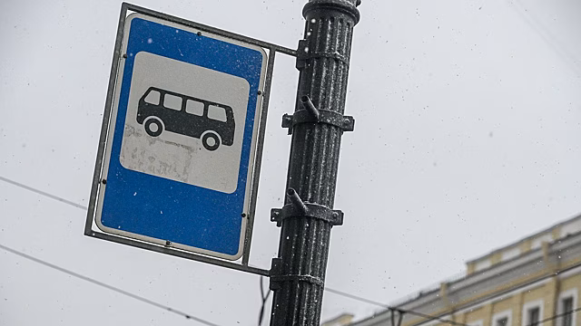В Петербурге пассажирский автобус протаранил забор на Ржевской улице