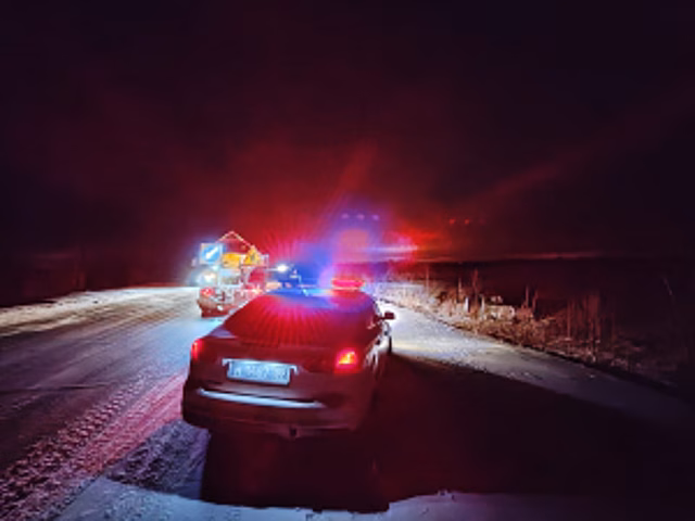 В Ямало-Ненецком автономном округе полицейские оказали помощь водителям на загородной автодороге