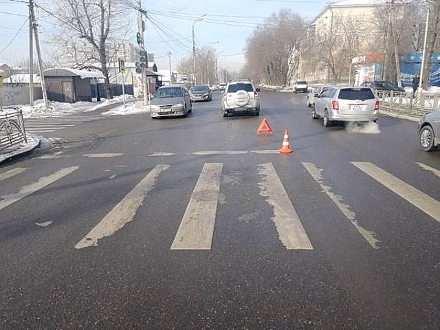 Женщину с ребенком увезли в больницу после аварии на пешеходном переходе в Иркутске