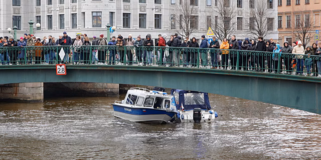 Жители Петербурга всю ночь приносили цветы и свечи к месту ДТП на Мойке
