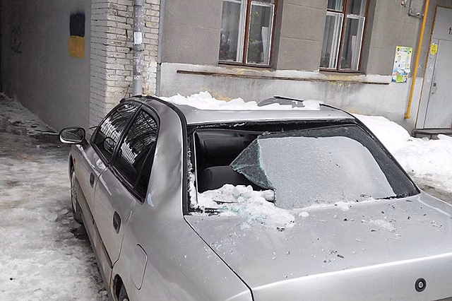 Страховщики назвали размер возмещения от упавших на машину сосулек