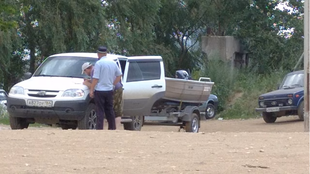Жителей Пристанного начали штрафовать за спуск лодок на воду