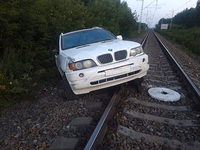 Под Новосибирском водитель BMW X5 бросил машину на железнодорожных путях
