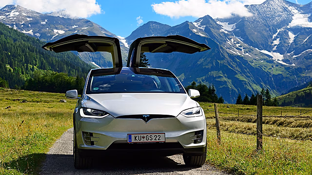 Американка пожаловалась на мужа, который терроризировал ее с помощью Tesla