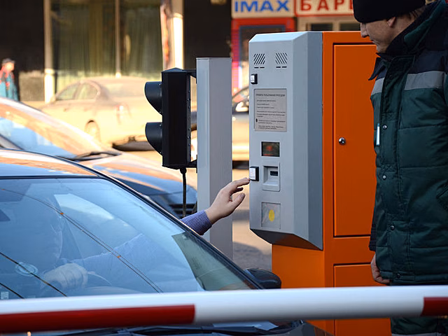 К шлагбауму приставили вежливого оператора