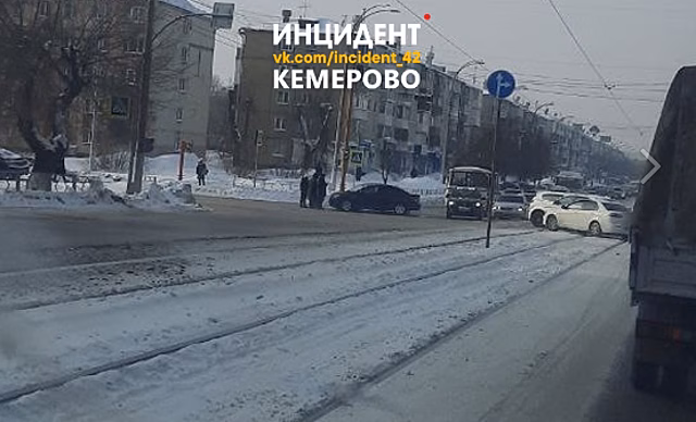 Соцсети: запрещенный поворот спровоцировал ДТП в Кемерове