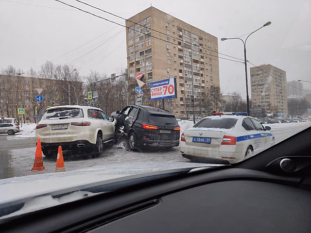 В Москве Mercedes протаранил BMW X5 на большой скорости