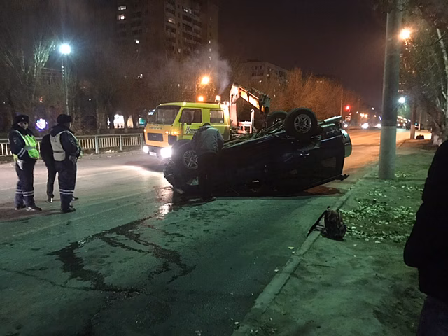 «Летел на бешеной скорости»: в Волжском поздно вечером на повороте перевернулся внедорожник