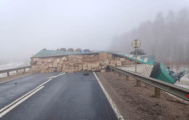 Фура перевернулась на трассе в Костромской области