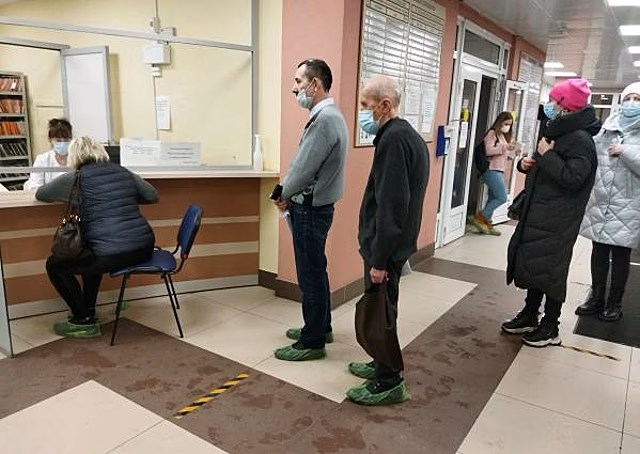 Больным коронавирусом петербуржцам предложили ездить в поликлинику на автобусе
