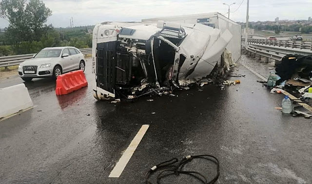 В Волгограде в аварии пострадал дальнобойщик из Дагестана