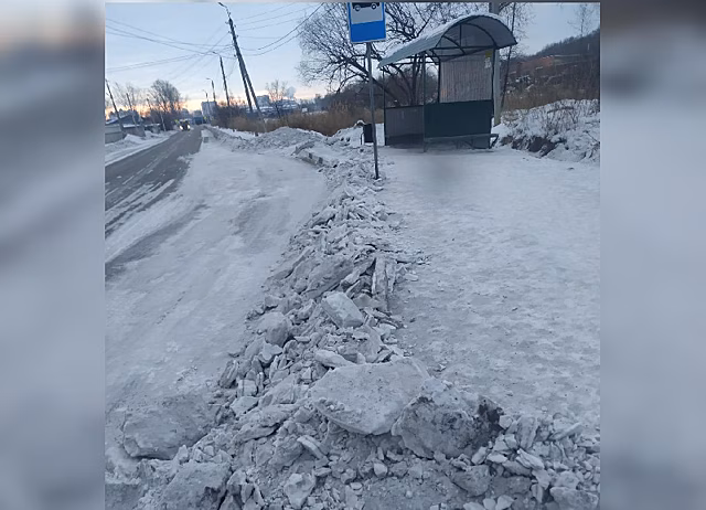 Рабочие ГСТК на новогодних выходных будут чистить остановки и пешеходные переходы от завалов снега