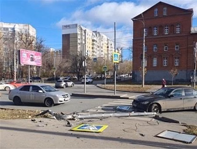На ул. Солнечной в Самаре на пешехода упал столб