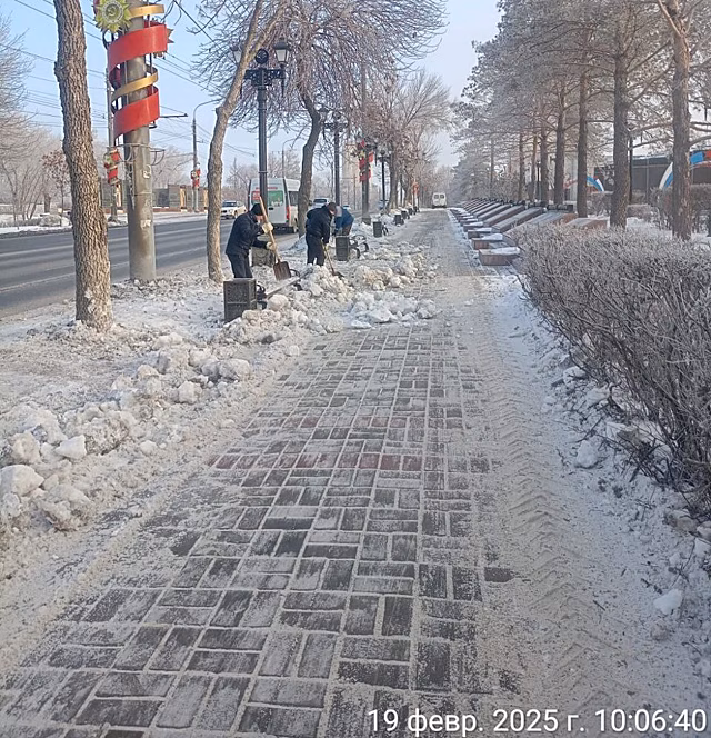 В Оренбурге коммунальные службы продолжают убирать снег и избавляться от наледи на дорогах