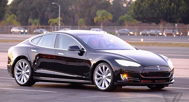 Tesla начинает массовый набор персонала по продажам из-за роста спроса в США