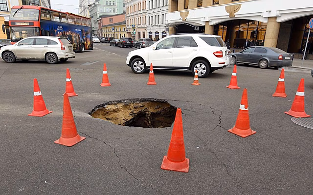 Автомобиль угодил в яму на дороге? Мы знаем, как возместить нанесенный ущерб