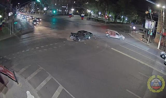 Водитель легковушки попал в больницу после ДТП в центре Волгограда