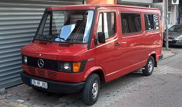 «Mercedes-Benz» за 250 тысяч рублей: приставы распродают имущество должников
