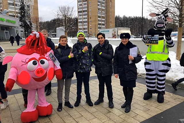 На площади Юности прошла акция ГИБДД «Засветись! Стань заметней!»