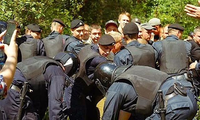 В Крыму сотрудники ДПС не допускают проезд в лесополосы. Территории прочесывает ППС.