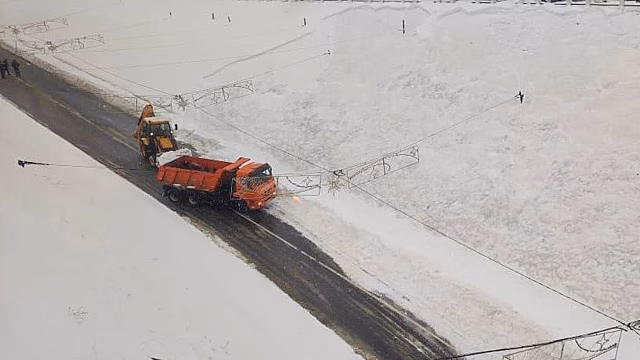 Техника убирает снег на месте лавины на Зеленском съезде в Нижнем Новгороде