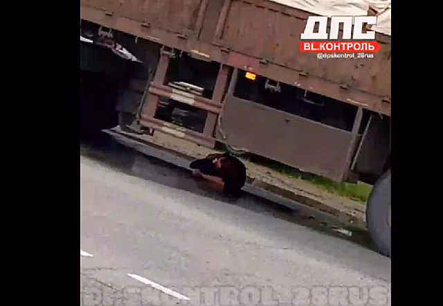 В Благовещенске мужчина попал под прицеп большегруза и выжил