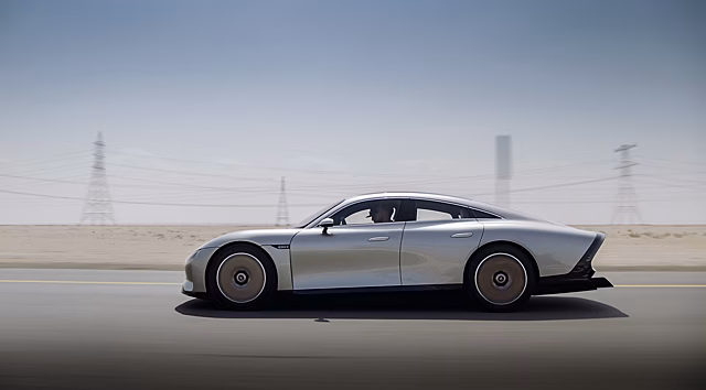 Видео: Mercedes-Benz проехал из Эр-Рияда до Дубая на одной зарядке батареи