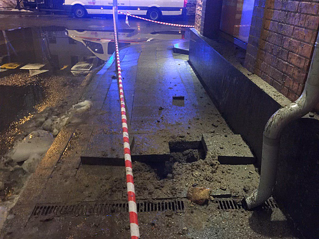 Поврежденный силовой кабель разворотил тротуар в центре Москвы