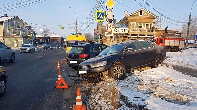 Автоледи доставили в больницу после ДТП на ул. Ленинградской в Вологде