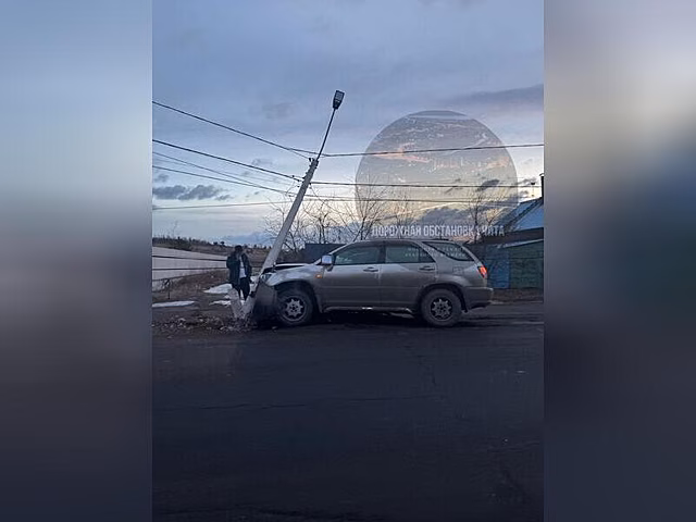 «Лексус» врезался в электроопору